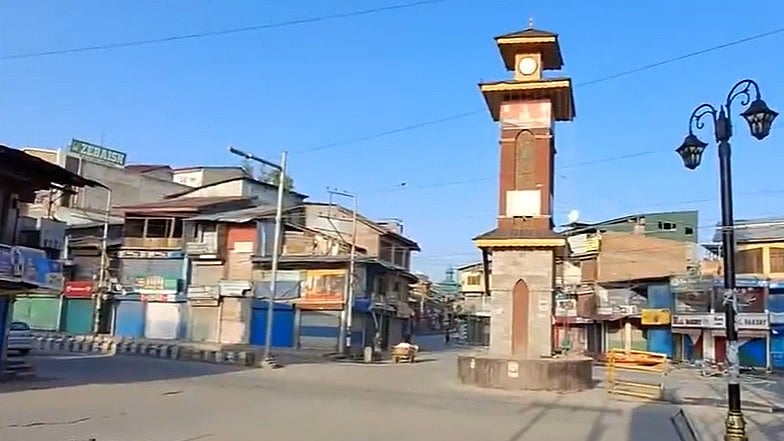 पहलगाम हमला: कश्मीर में जनांदोलन, शोक में बाजार-स्कूल बंद, कैंडिल मार्च, अखबारों ने पहला पन्ना काला रखा