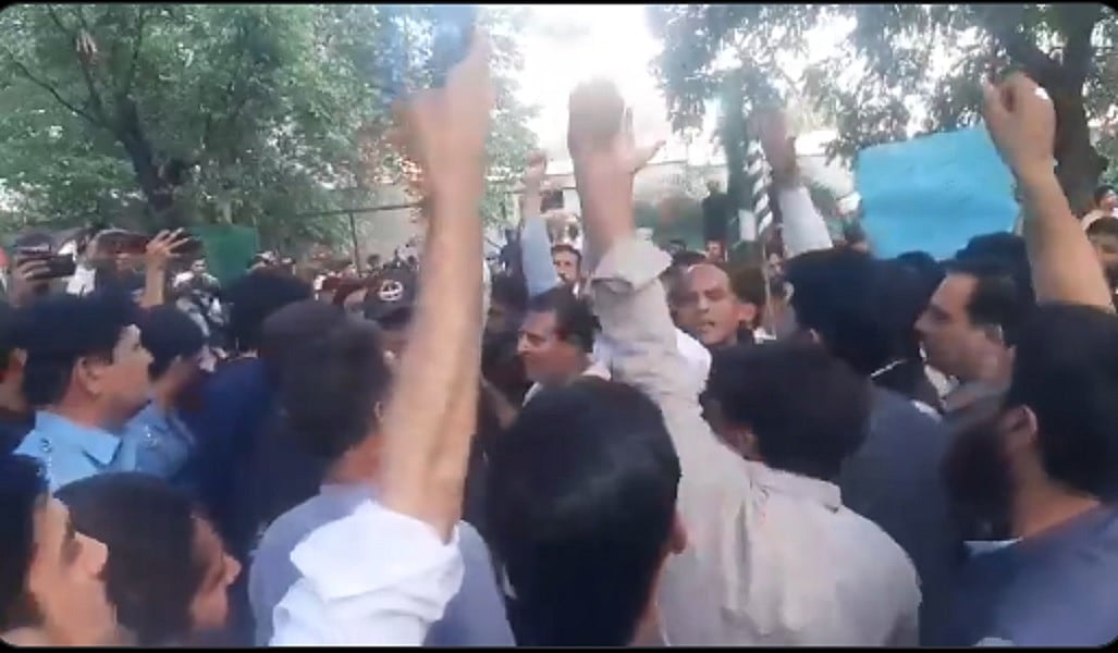 इस्लामाबाद में भारतीय उच्चायोग के बाहर हंगामा, भीड़ ने गेट फांदने की कोशिश की, पाक पर सुरक्षा हटाने का आरोप