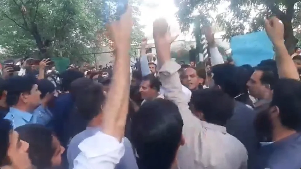 इस्लामाबाद में भारतीय उच्चायोग के बाहर हंगामा, भीड़ ने गेट फांदने की कोशिश की, पाक पर सुरक्षा हटाने का आरोप