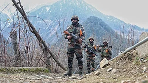 जम्मू-कश्मीर: LoC से पाकिस्तानी घुसपैठिया गिरफ्तार, अवैध तरीके से पार कर रहा था बॉर्डर