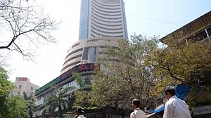 अर्थजगतः भारत-पाक तनाव से सेंसेक्स 589 अंक टूटा और दो दिन में 8.88 लाख करोड़ रुपये घट गई निवेशकों की संपत्ति