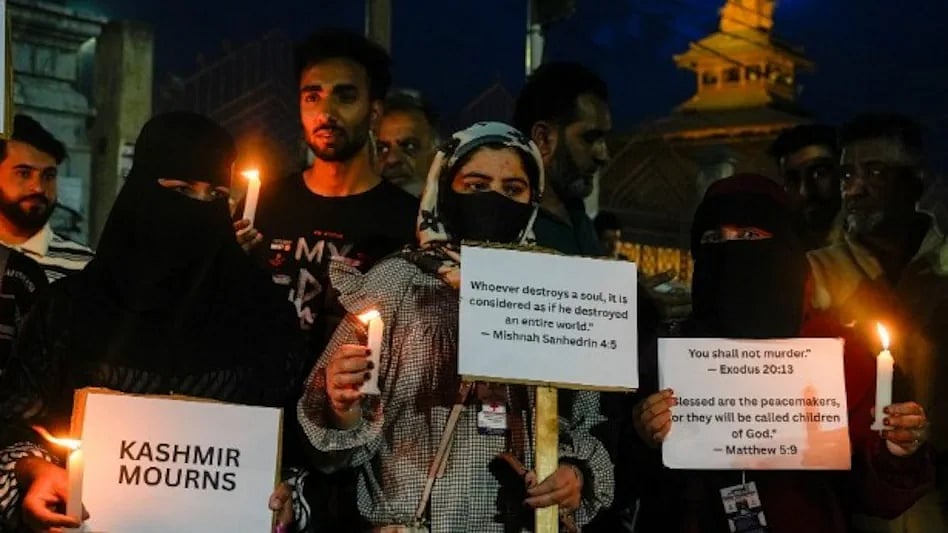अंधेरे पल में उजाला बिखेरते कश्मीरी, लोगों को बांटने की कोशिशें होंगी नाकाम 