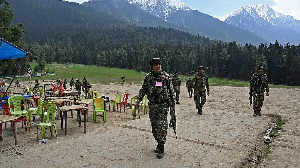 पहलगाम के इसी मैदान में हुआ आतंकी हमला जिसमें 26 पर्यटकों की जान गई (फोटो : Getty Images)