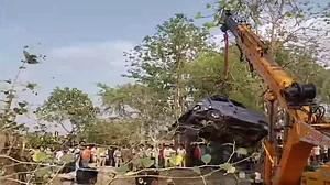 मध्य प्रदेश: मंदसौर में बड़ा हादसा, यात्रियों से भरी ईको कार के कुएं में गिरने से 10 की मौत, 3 अस्पताल में भर्ती