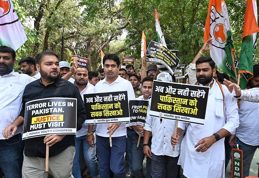पहलगाम अटैकः यूथ कांग्रेस ने पाकिस्तान उच्चायोग के पास किया प्रदर्शन, कार्यकर्ताओं को पुलिस ने हिरासत में लिया