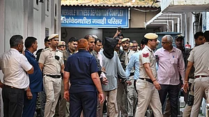 मुंबई हमलाः कोर्ट ने तहव्वुर राणा की NIA हिरासत 12 दिन के लिए बढ़ाई, चेहरा ढककर अदालत में किया गया पेश