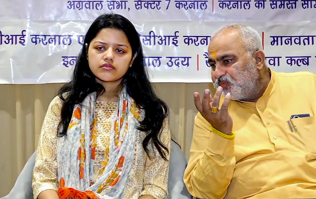 पहलगाम में मारे गए नौसना अधिकारी की पत्नी की अपील- कश्मीरियों, मुसलमानों को निशाना नहीं बनाया जाना चाहिए