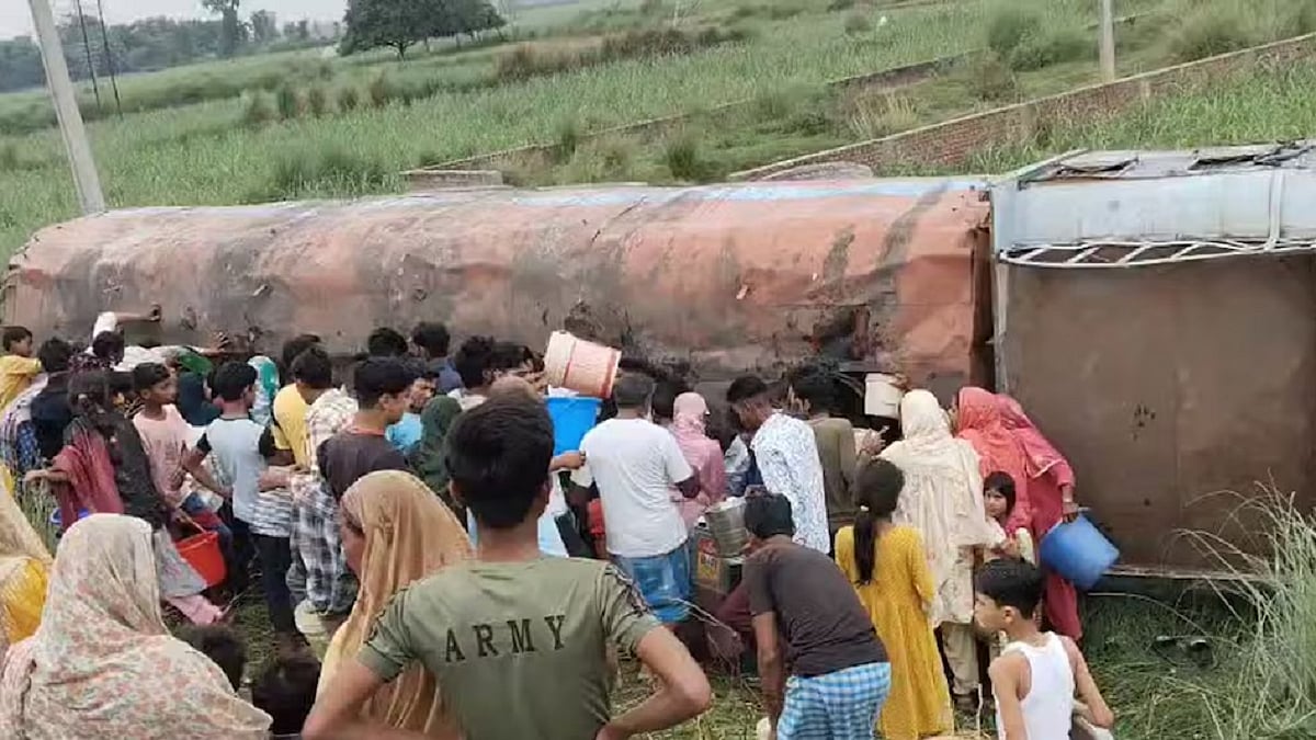 बिहार के मोतिहारी में सोयाबीन तेल से भरा टैंकर पलटा, ग्रामीणों में तेल लूटने की मची होड़