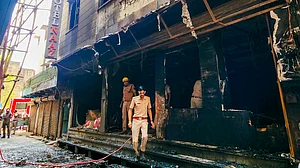 अजमेर के होटल में अग्निकांड: आग लगने से 4 लोगों की मौत, 7 लोग घायल, कई लोग खिड़कियों से कूदकर बचाई अपनी जान