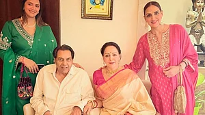 धर्म-हेमा की शादी को 45 साल हुए पूरे, बेटी ईशा बोलीं- 'मम्मी-पापा आप मेरी दुनिया'