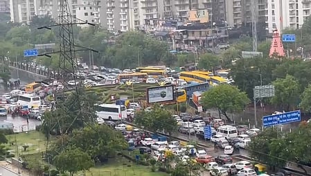 नोएडा में लोगों के लिए बारिश बनी मुसीबत, ट्रैफिक व्यवस्था चरमराई, सड़क पर रेंगते नजर आए वाहन 