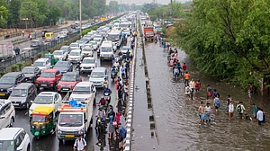 दिल्ली में बारिश भारी तबाही, तीन बच्चों समेत चार लोगों की मौत, 200 से अधिक उड़ानों के परिचालन में देरी