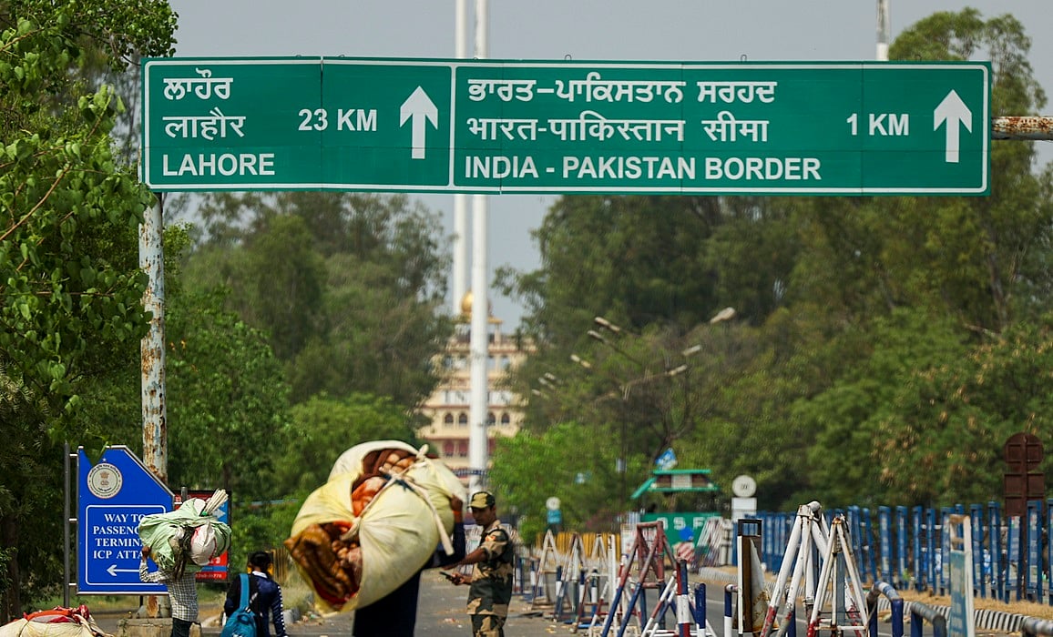 अटारी-वाघा सीमा पर फंसे 21 पाकिस्तानियों को अपने देश लौटने की मिली अनुमति, कई लोग अभी फंसे