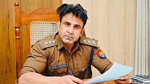 संभल हिंसा: ASP अनुज चौधरी समेत 12 पुलिसकर्मियों पर FIR दर्ज करने के आदेश