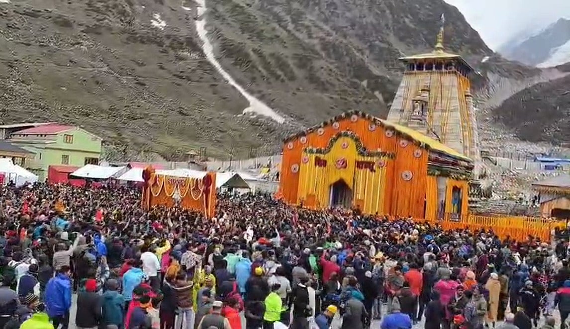  केदारनाथ धाम के कपाट खुलते ही भक्तों का लगा तांता, पहले दिन 30 हजार से ज्यादा श्रद्धालुओं ने किए दर्शन 