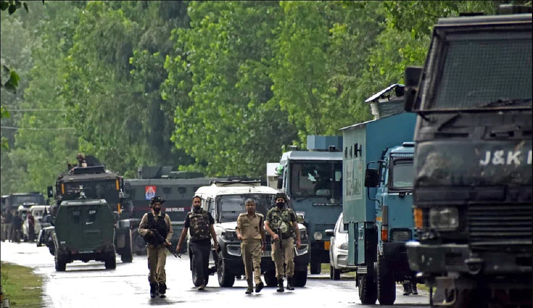 J&K में सेना का बड़ा ऑपरेशन, एनकाउंटर में दो आतंकी मार गिराए, सर्च ऑपरेशन जारी