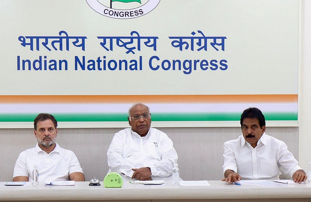 ऑपरेशन सिंदूरः कांग्रेस कार्यसमिति ने सेना की बहादुरी को किया सलाम, खड़गे बोले- हम जवानों के साथ खड़े हैं