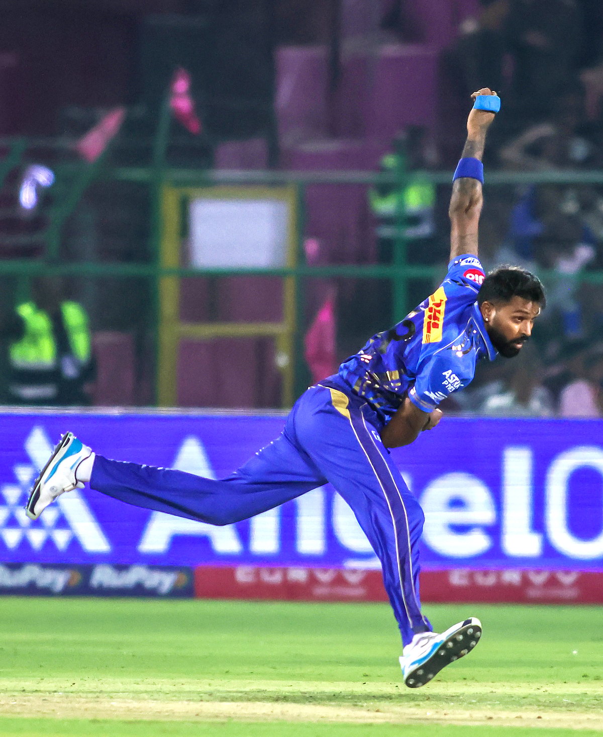 IPL 2025: MI के कप्तान हार्दिक पांड्या और GT के मुख्य कोच नेहरा को लगी फटकार, जुर्माना भी लगा