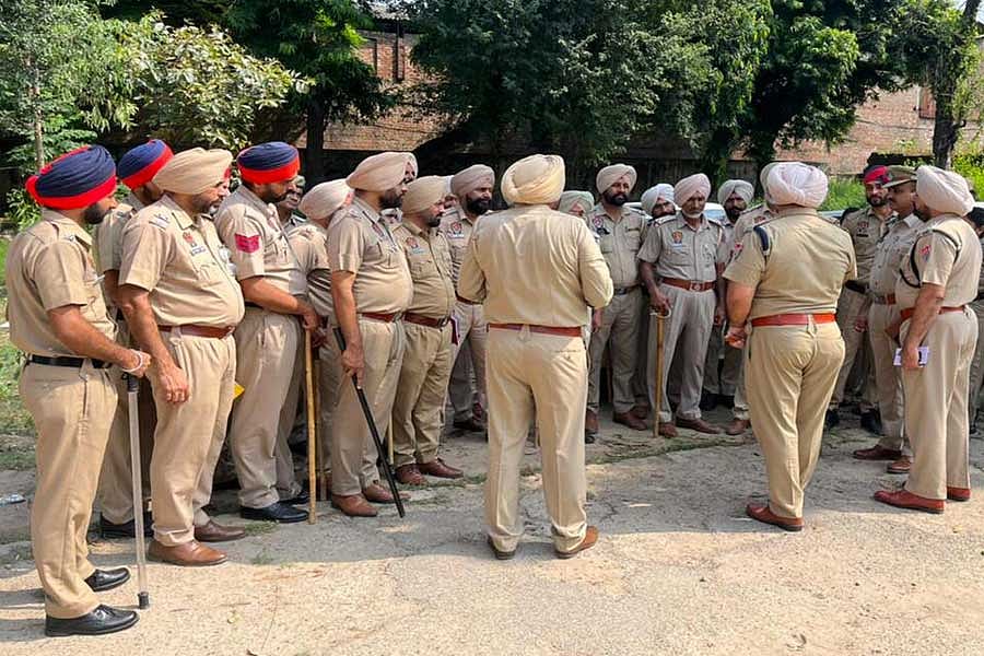 भारत-पाकिस्तान के बीच बढ़ते तनाव के बाद पंजाब में पुलिसकर्मियों की छुट्टी रद्द, 6 जिलों में स्कूल बंद