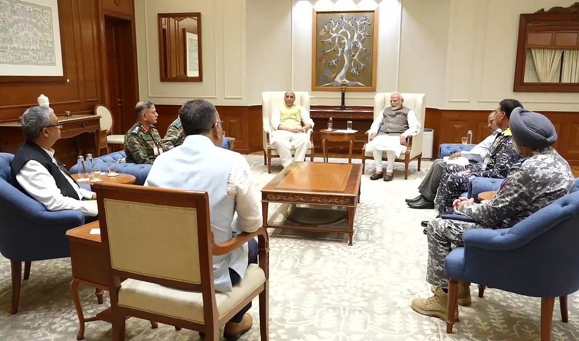 भारत-पाक तनावः प्रधानमंत्री ने सैन्य प्रमुखों के साथ की अहम बैठक, राजनाथ और डोभाल भी रहे मौजूद