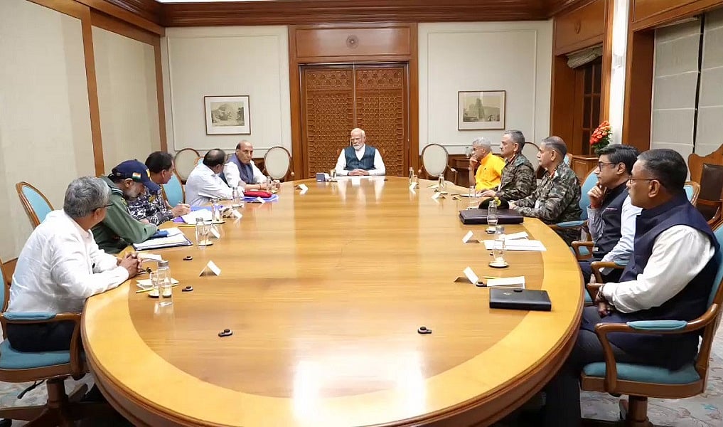विष्णु नागर का व्यंग्यः युद्धविराम हो गया, मगर जुबान की तालाबंदी जारी रहेगी, बोलना है तो गोदी-मोदी भाषा बोलो!