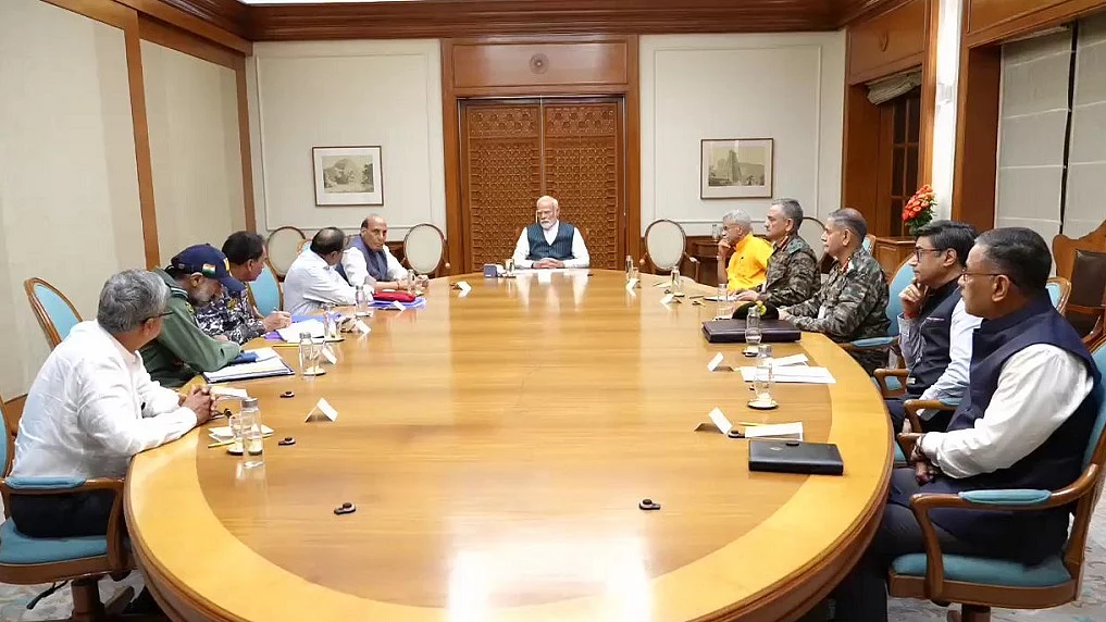 विष्णु नागर का व्यंग्यः युद्धविराम हो गया, मगर जुबान की तालाबंदी जारी रहेगी, बोलना है तो गोदी-मोदी भाषा बोलो!