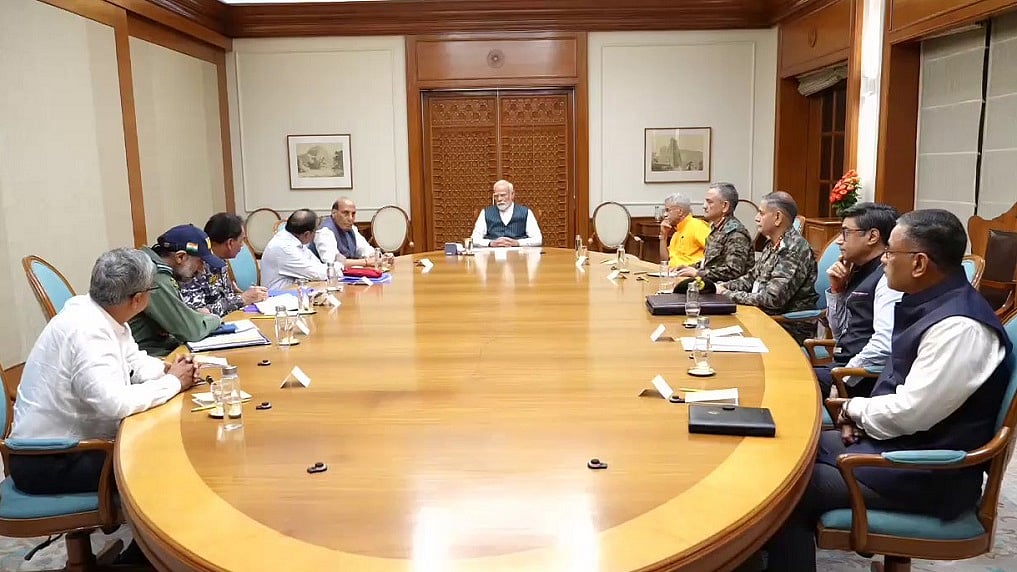 विष्णु नागर का व्यंग्यः युद्धविराम हो गया, मगर जुबान की तालाबंदी जारी रहेगी, बोलना है तो गोदी-मोदी भाषा बोलो!