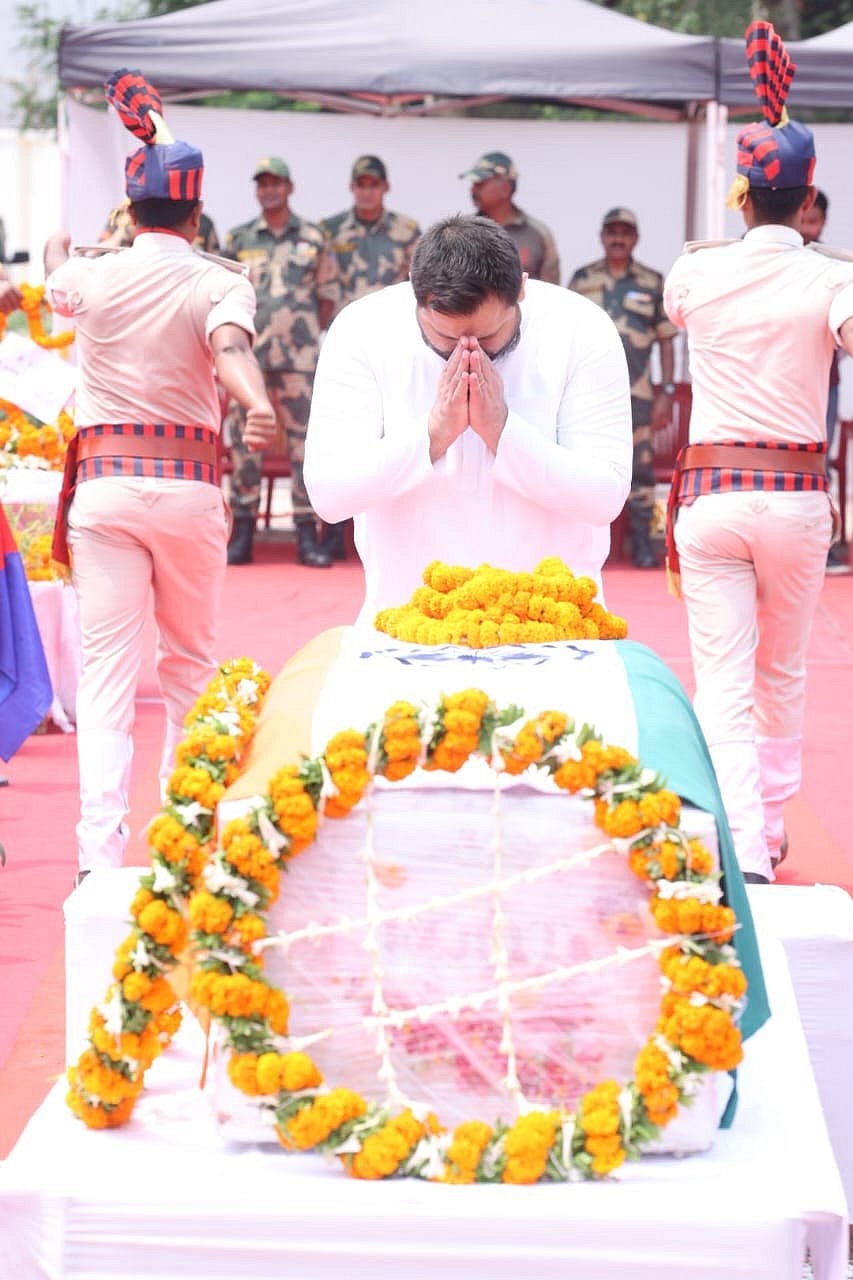 बिहार: पटना पहुंचा शहीद मोहम्मद इम्तियाज का पार्थिव शरीर, एयरपोर्ट पर दिलीप जायसवाल, तेजस्वी ने दी श्रद्धांजलि