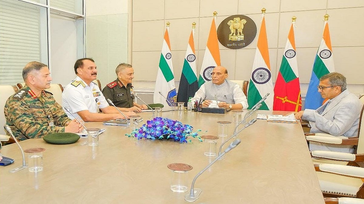 रक्षा मंत्री राजनाथ सिंह ने CDS और तीनों सेनाओं के प्रमुखों के साथ की बैठक, सीमा पर सुरक्षा स्थिति की समीक्षा की गई