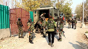 जम्मू-कश्मीर: सेना और पुलिस ने साझा ऑपरेशन में मार गिराए 6 आतंकी, केलार, शोपियां और त्राल में हुई कार्रवाई