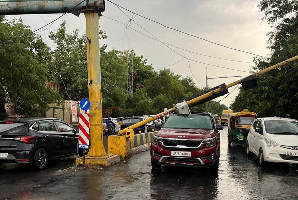नोएडा में तेज बारिश और आंधी से कई पेड़ गिरे, कार पर गिरा ट्रैफिक लाइट का खंभा, डीएनडी पर लगा भारी जाम