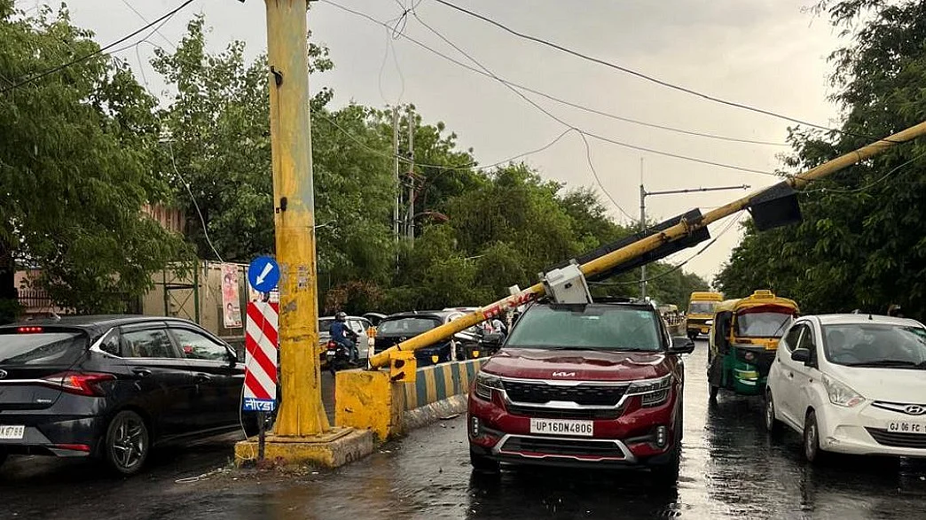 नोएडा में तेज बारिश और आंधी से कई पेड़ गिरे, कार पर गिरा ट्रैफिक का खंभा, डीएनडी पर लगा भारी जाम