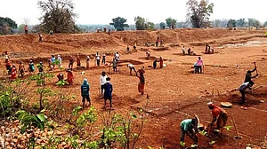 गुजरात के मंत्री का एक और बेटा 71 करोड़ रुपये के मनरेगा घोटाले में गिरफ्तार, सवालों के घेरे में बीजेपी सरकार