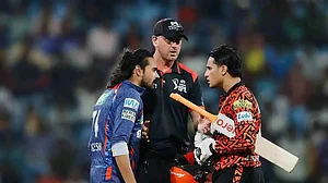 IPL 2025: SRH-LSG मैच में बवाल, आपस में भिड़े दो खिलाड़ी, दिग्वेश एक मैच के लिए बैन, अभिषेक पर लगा जुर्माना, देखें वीडियो
