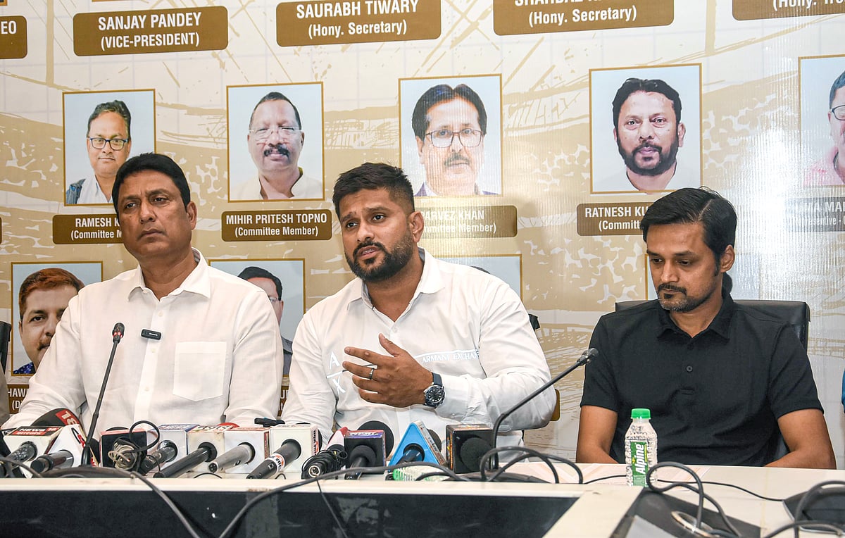 खेल: 'टेस्ट क्रिकेट को बचाने के लिए संन्यास से वापस लौटें रोहित-विराट' और MI ने बेयरस्टो, ग्लीसन और असलंका को किया साइन 