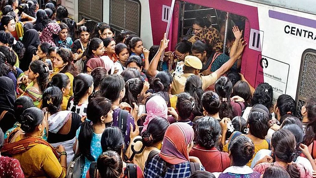 महाराष्ट्रः बुलेट ट्रेन का पता नहीं, संकट में मुंबई के लोकल ट्रेन यात्री, भयंकर भीड़ बढ़ा रही हताशा