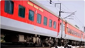 UP- बाल-बाल हादसे से बची 2 एक्सप्रेस ट्रेनें, पटरी पर बिछा रखा था जाल, लोको पायलट ने ऐसा बचाई यात्रियों की जान