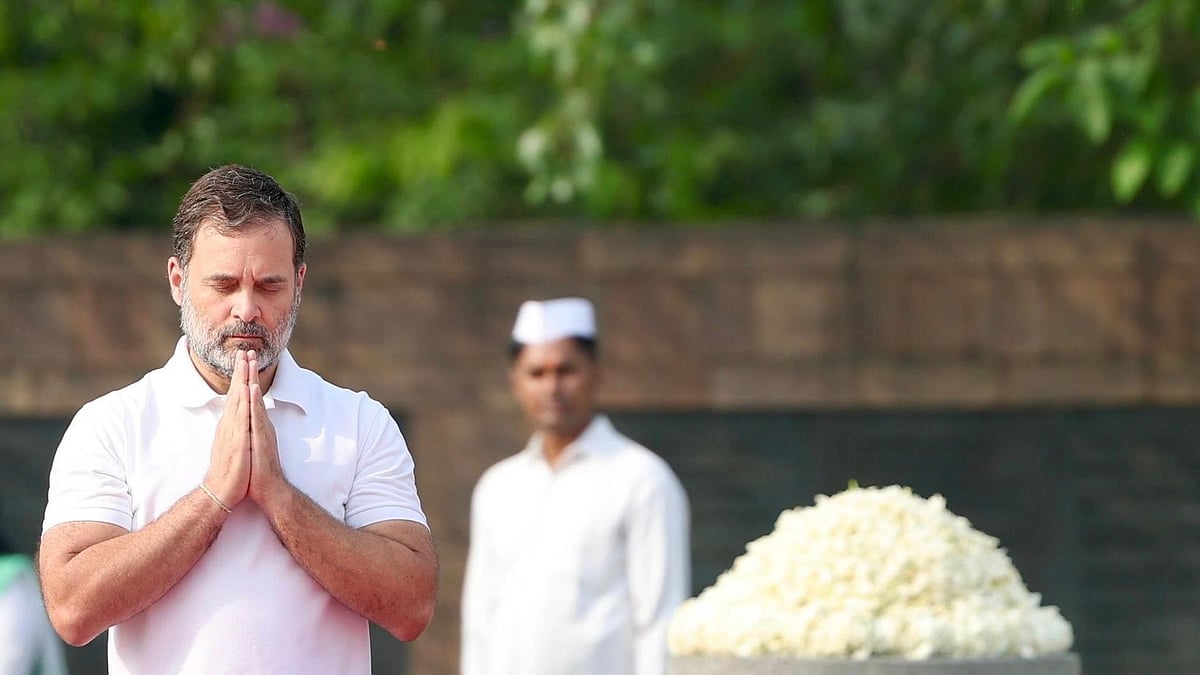अपने पिता और भारत के पूर्व प्रधानमंत्री राजीव गांधी को श्रद्धांजलि देते हुए राहुल गांधी