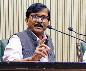 संजय राउत ने सांसदों के प्रतिनिधिमंडल भेजने पर उठाए सवाल, कहा- सरकार ने ये मुद्दे से ध्यान हटाने के लिए प्रयोग किया है