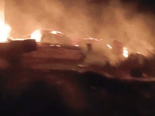 UP: बदायूं में ट्रांसफॉर्मर से उठी चिंगारी के कारण लगी आग, 200 घर हुए राख, एक व्यक्ति झुलसा