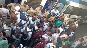हरियाणा के अंबाला कैंट रेलवे स्टेशन पर यात्रियों का हंगामा, रोकी गई वंदे भारत एक्सप्रेस, स्टेशन पर अफरा-तफरी