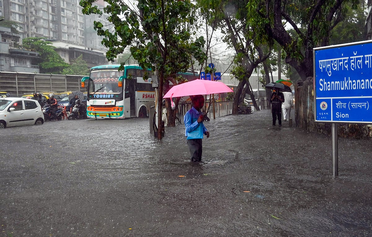 मुंबई में भारी बारिश ने बरपाया कहर, सड़कों पर भरा पानी, BMC ने दर्ज की 79 घटनाएं; 3 घायल