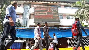 अर्थतंत्र की खबरें: बढ़त के साथ हरे निशान में बंद हुआ बाजार और ईरान की मुद्रा रियाल रिकॉर्ड निचले स्तर पर