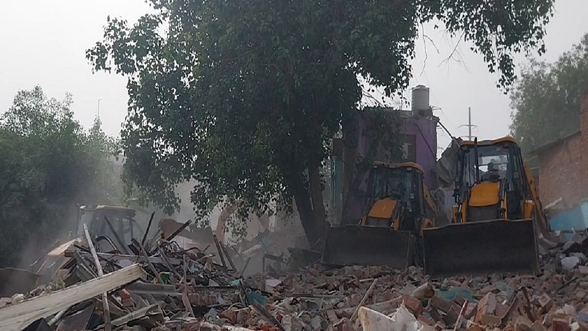 दिल्ली के मद्रासी कैंप में लोगों के विरोध के बीच चला बुलडोजर, प्रशासन ने चलाया तोड़फोड़ अभियान