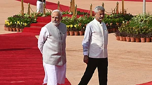 हमने कितना छोटा कर लिया दोस्तों का कुनबा !