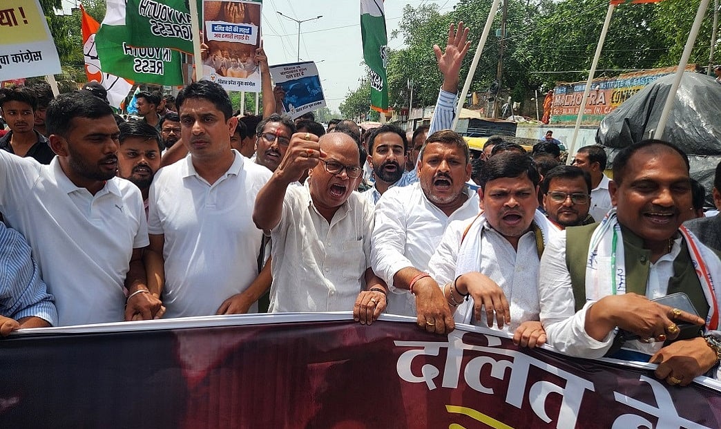 बिहारः मुजफ्फरपुर में बच्ची की हत्या पर भड़का आक्रोश, पटना में कांग्रेस ने निकाला 'हल्ला बोल मार्च'