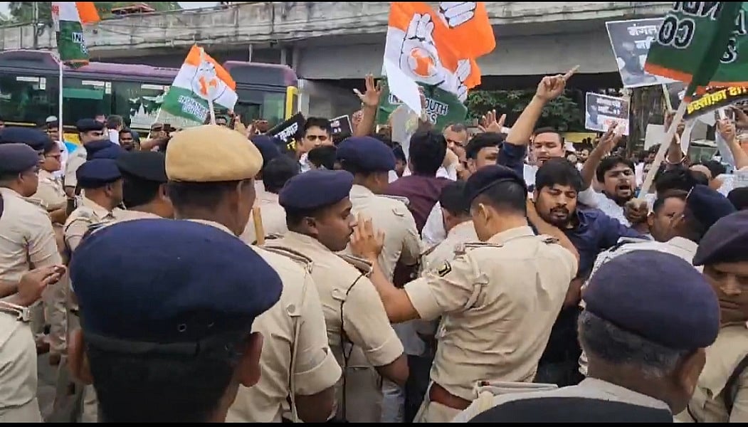 मुजफ्फरपुर रेप कांड: कांग्रेस का पटना में जोरदार प्रदर्शन, स्वास्थ्य मंत्री मंगल पांडेय का आवास घेरा
