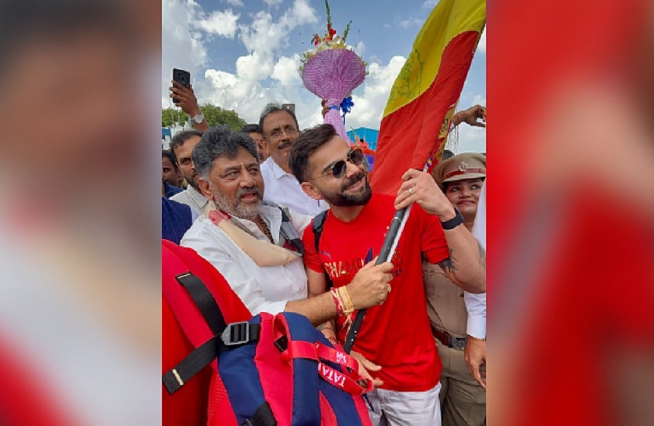 RCB टीम का बेंगलुरु एयरपोर्ट पर भव्य स्वागत, शिवकुमार ने विराट कोहली को भेंट किया कन्नड़ झंडा