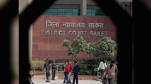 दिल्ली के साकेत कोर्ट के लॉकअप में एक कैदी की हत्या से सनसनी, पेशी पर आए 2 कैदी गुटों में हुई झड़प
