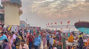 गंगा दशहरा पर काशी, प्रयागराज में हजारों की संख्या में आए श्रद्धालु, सुख-शांति और मोक्ष की कामना की
